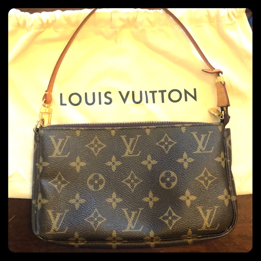 Authentic Louis Vuitton pochette. Like new!